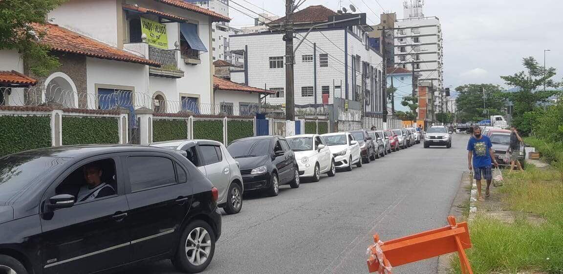 Por volta das 10h30, a fila do drive thru dobrava o quarteirão do ponto de vacinação