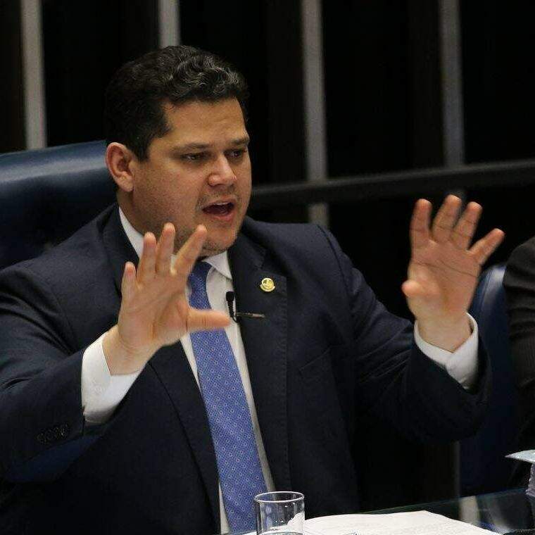 Alcolumbre marca sessão para votar mais uma 'pauta-bomba' enquanto encontro com Lula não sai
