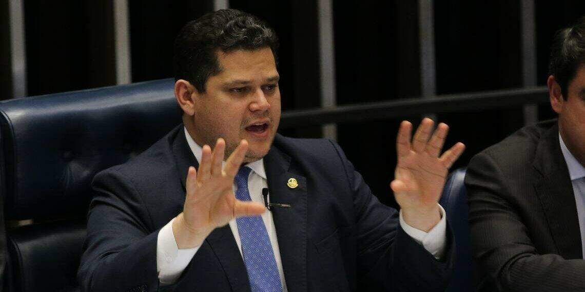 Alcolumbre marca sessão para votar mais uma 'pauta-bomba' enquanto encontro com Lula não sai