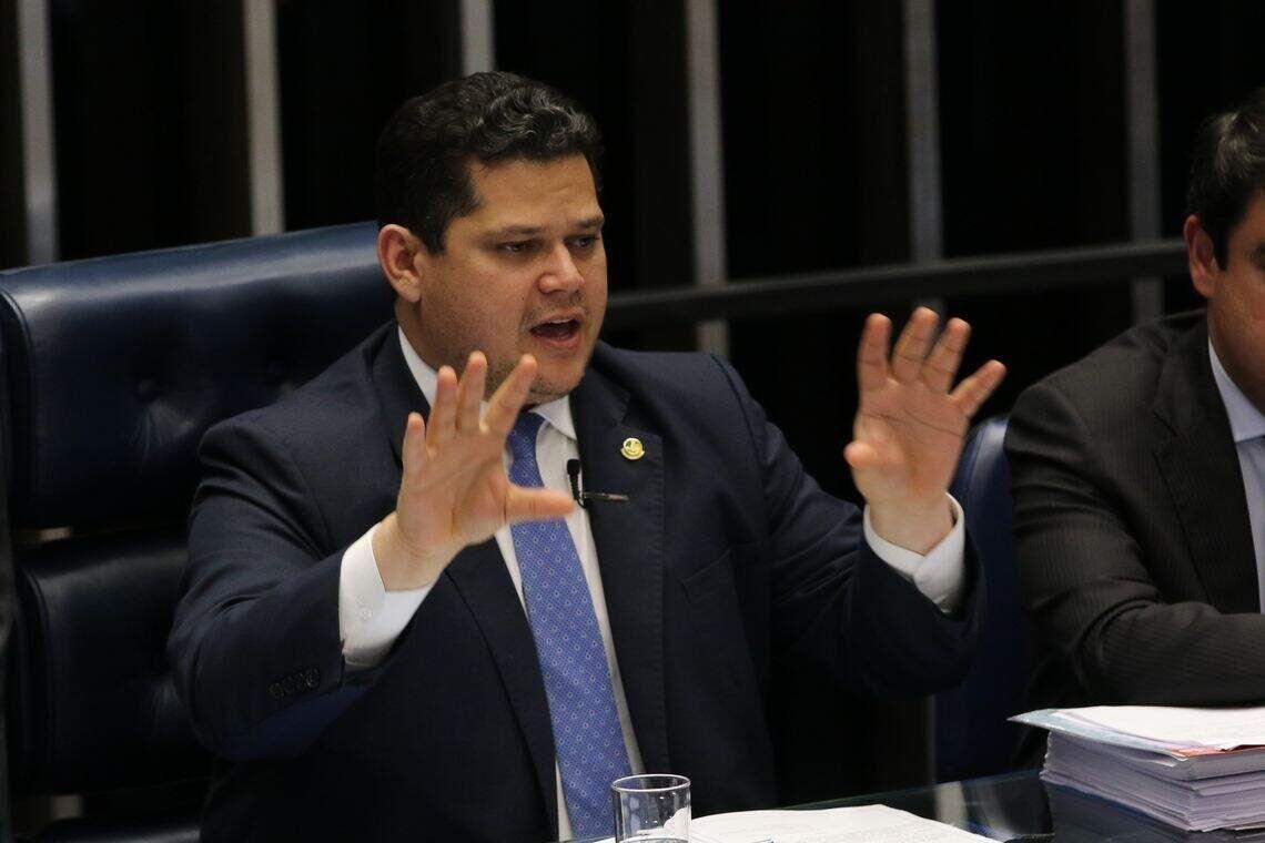 Alcolumbre marca sessão para votar mais uma 'pauta-bomba' enquanto encontro com Lula não sai