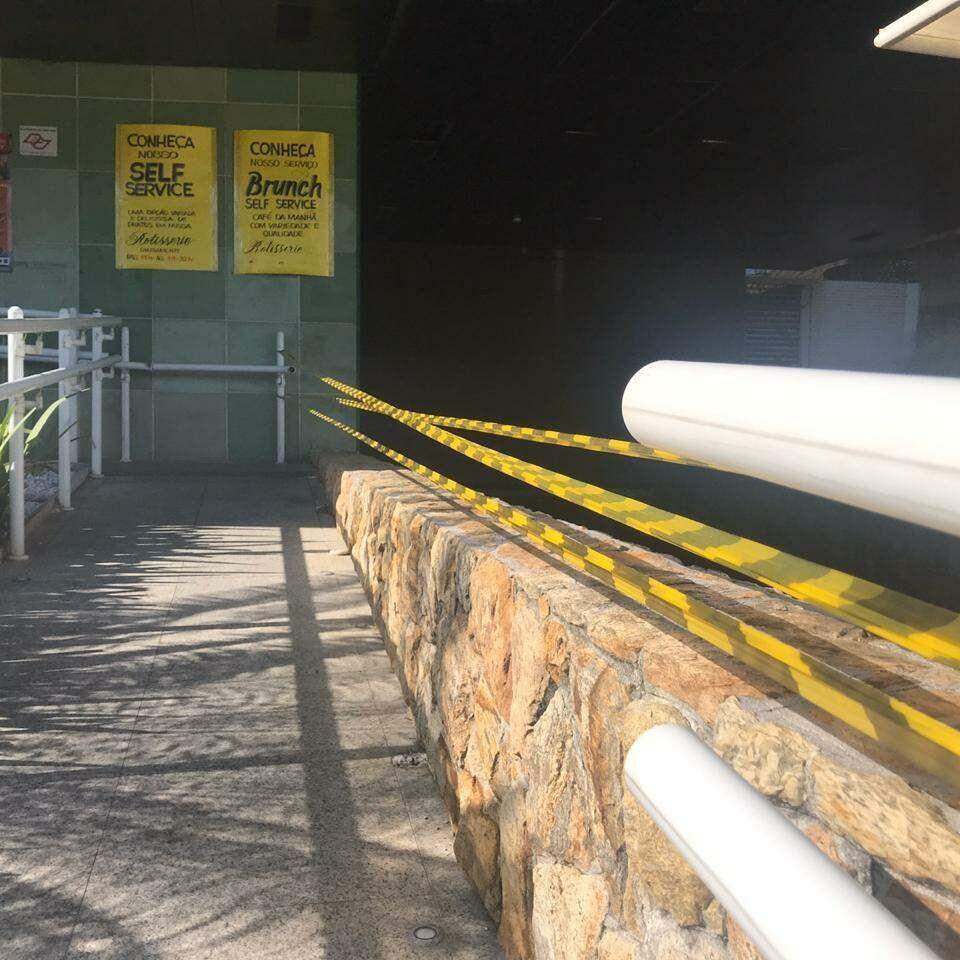 Apesar do corrimão furtado, supermercado funciona normalmente neste sábado (25)