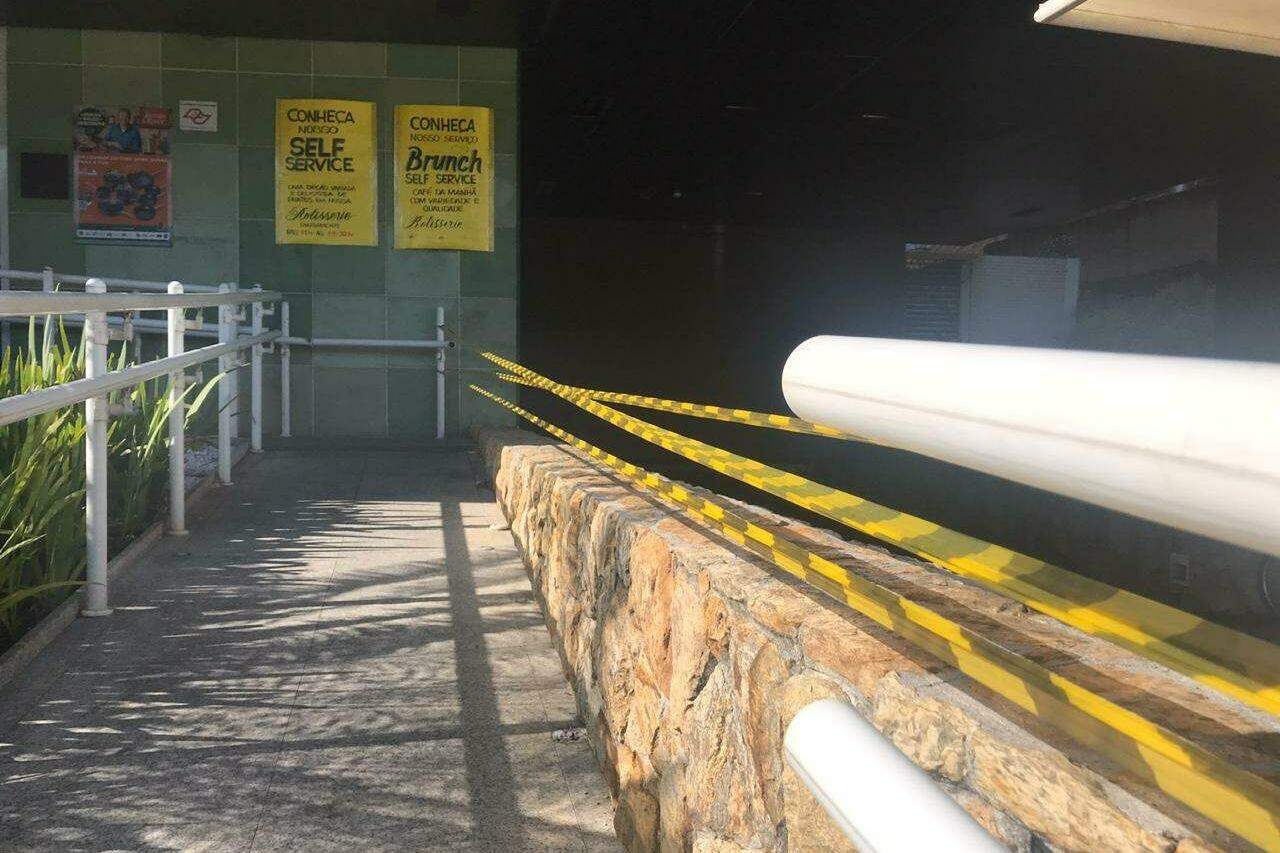 Apesar do corrimão furtado, supermercado funciona normalmente neste sábado (25)