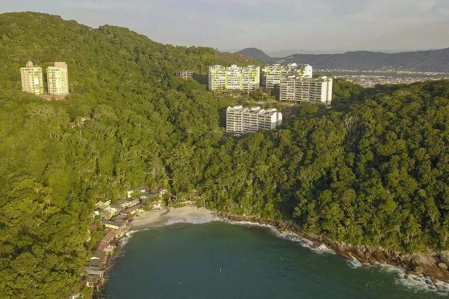 Entre esses cenários está a Praia do Sorocotuba, um destino que exige fôlego e curiosidade