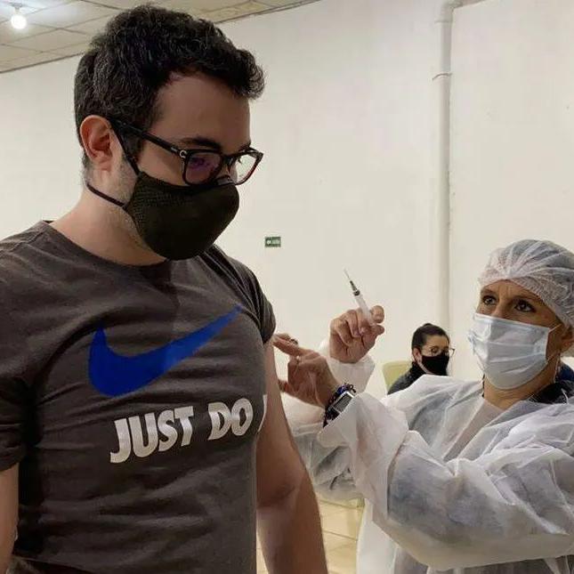    Trabalhadores entre 30 e 34 anos celebram antecipação da vacinação contra a Covid-19 em Santos   