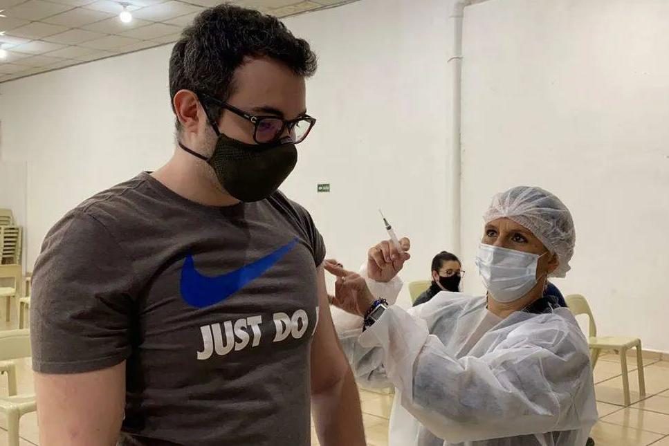    Trabalhadores entre 30 e 34 anos celebram antecipação da vacinação contra a Covid-19 em Santos   