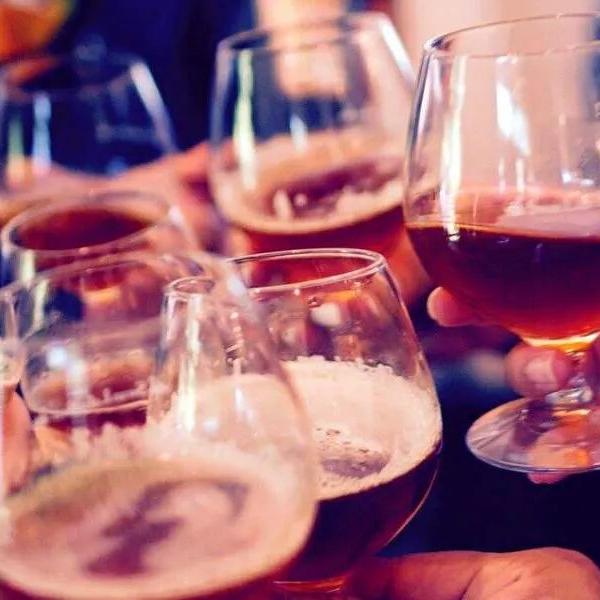  Casas noturnas inglesas e outros estabelecimentos com grandes públicos exigirão prova de vacinação completa 