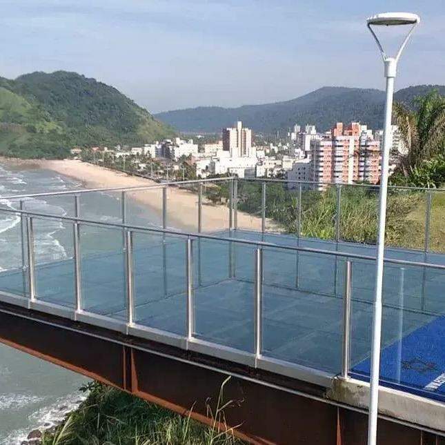 A 45 metros do nível do mar, é possível contemplar Praia do Tombo