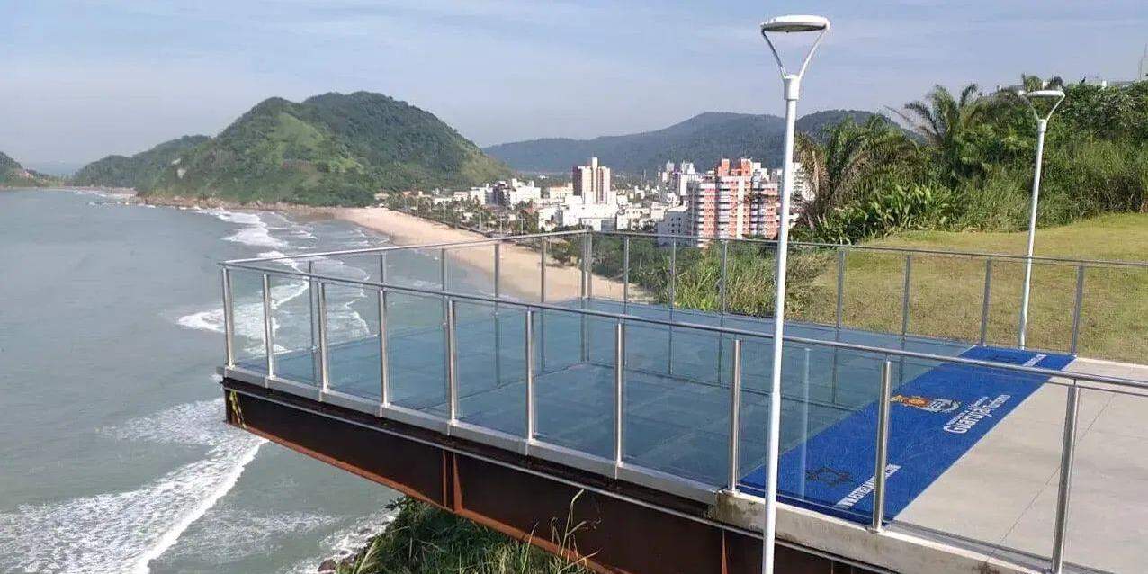 A 45 metros do nível do mar, é possível contemplar Praia do Tombo