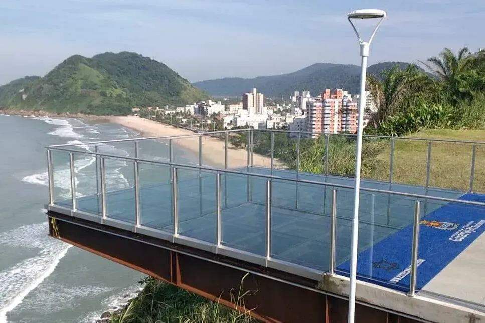 A 45 metros do nível do mar, é possível contemplar Praia do Tombo