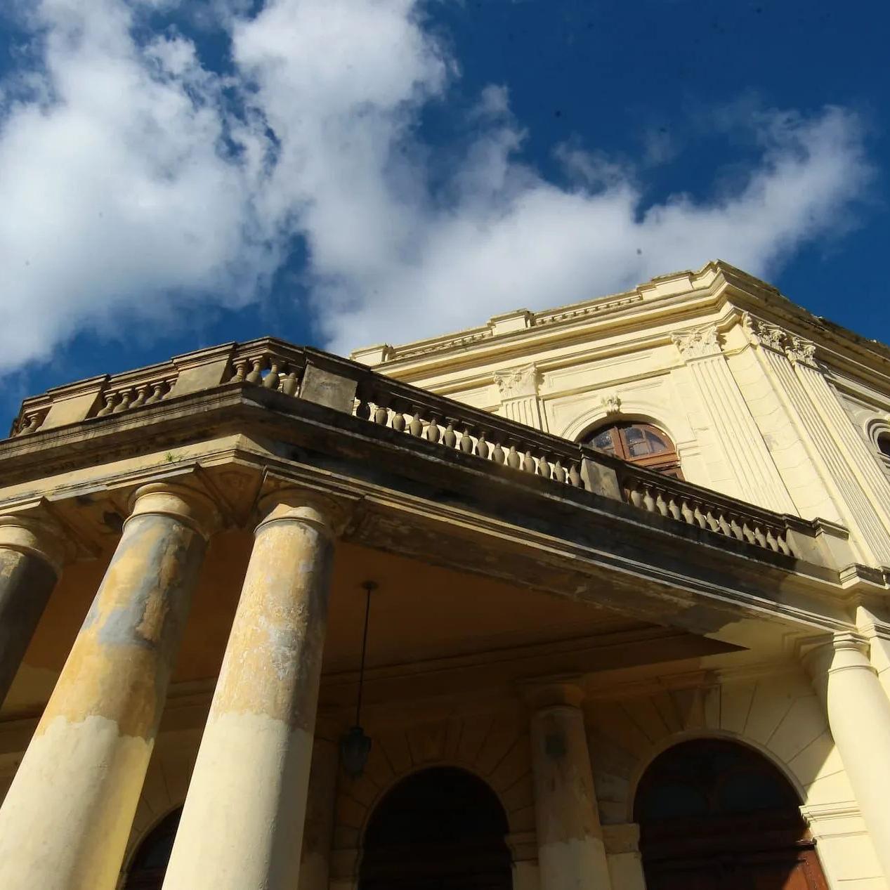 A reforma do Teatro Coliseu vem se arrastando desde 2019
