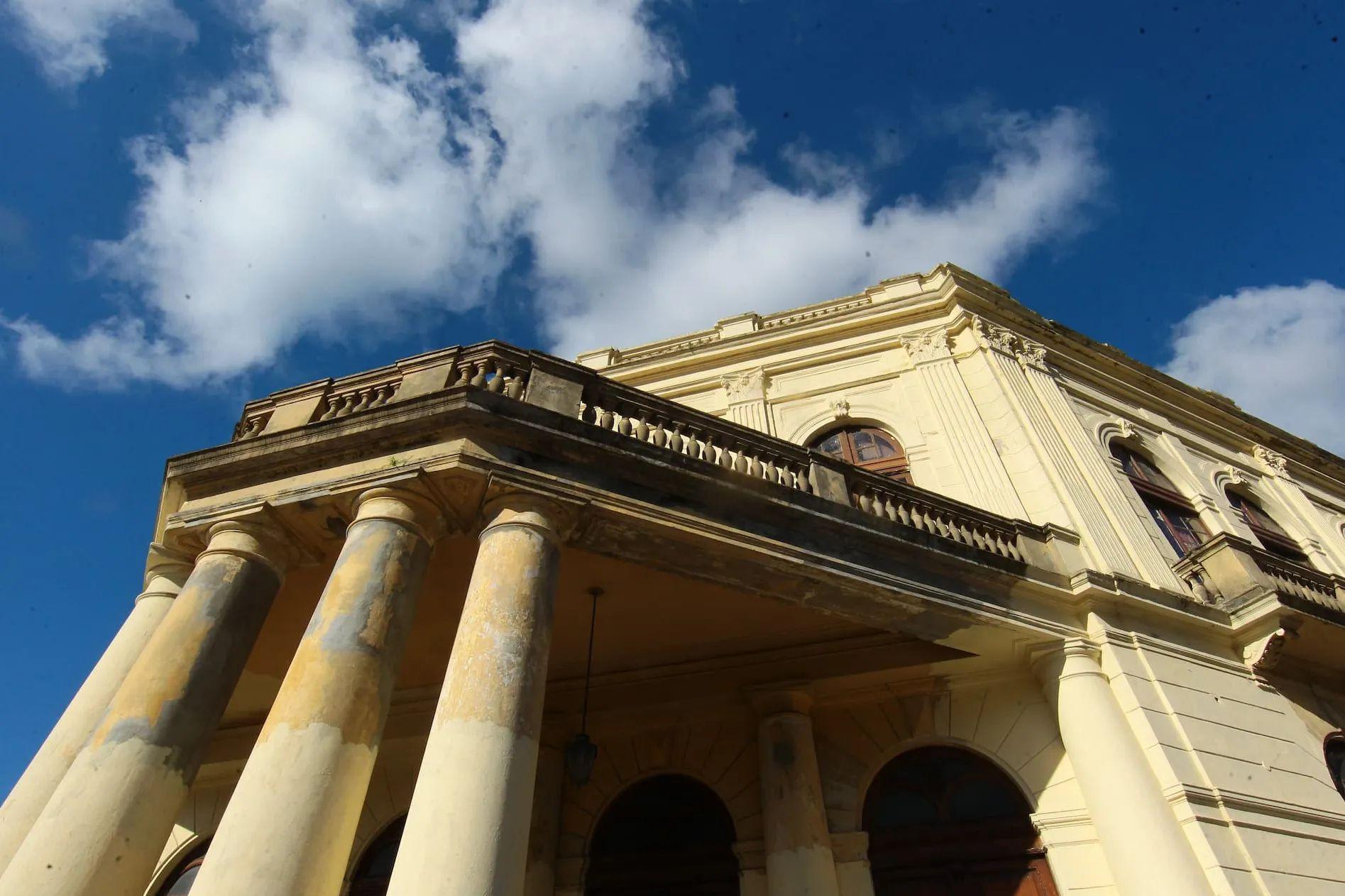 A reforma do Teatro Coliseu vem se arrastando desde 2019
