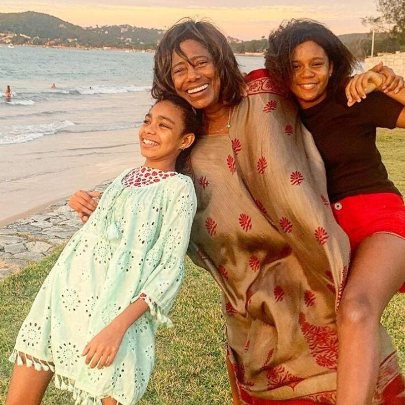 Gloria Maria posou em fotos com as filhas no Instagram