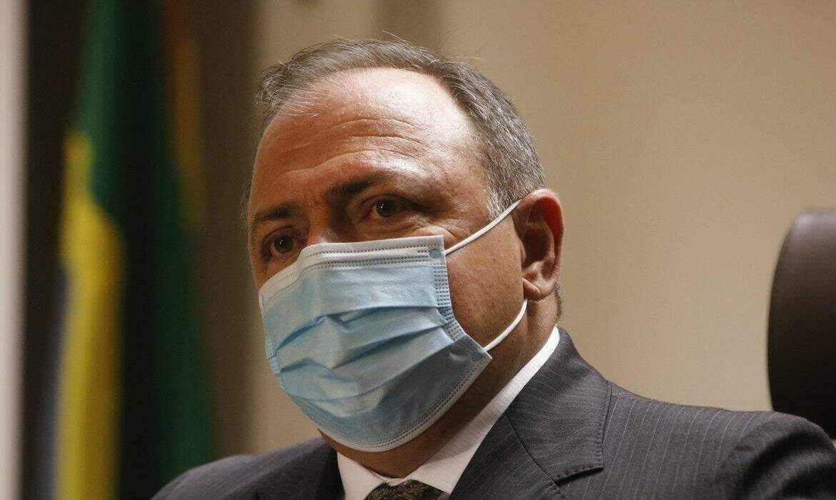 Grupos prioritários começam a receber as doses ainda nesta segunda-feira, garante ministro