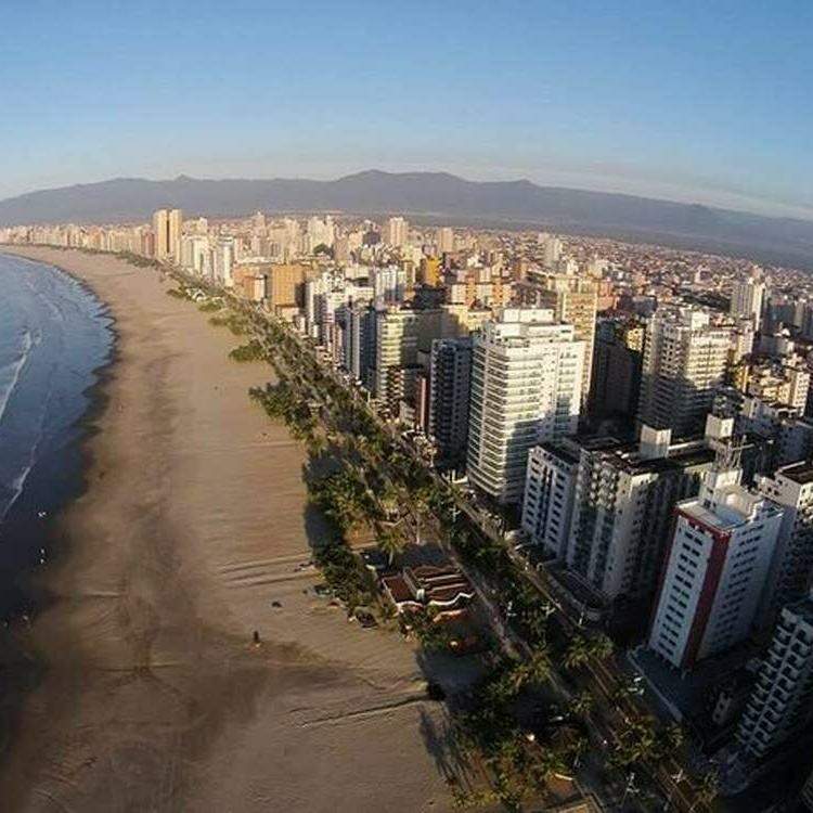Homem foi preso após jogar celular na faixa de areia e tentar correr para o mar em Praia Grande
