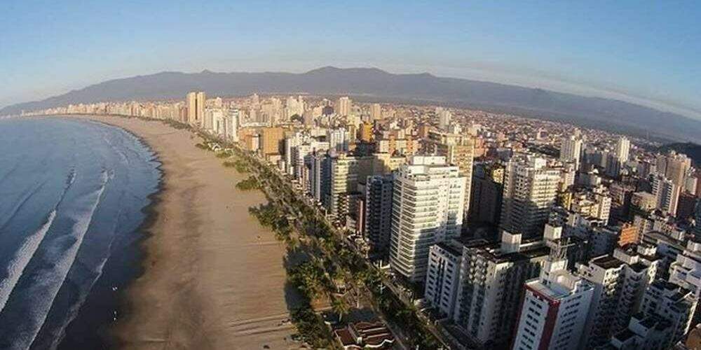 Homem foi preso após jogar celular na faixa de areia e tentar correr para o mar em Praia Grande