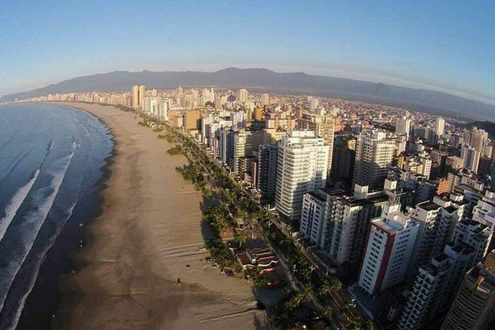 Homem foi preso após jogar celular na faixa de areia e tentar correr para o mar em Praia Grande