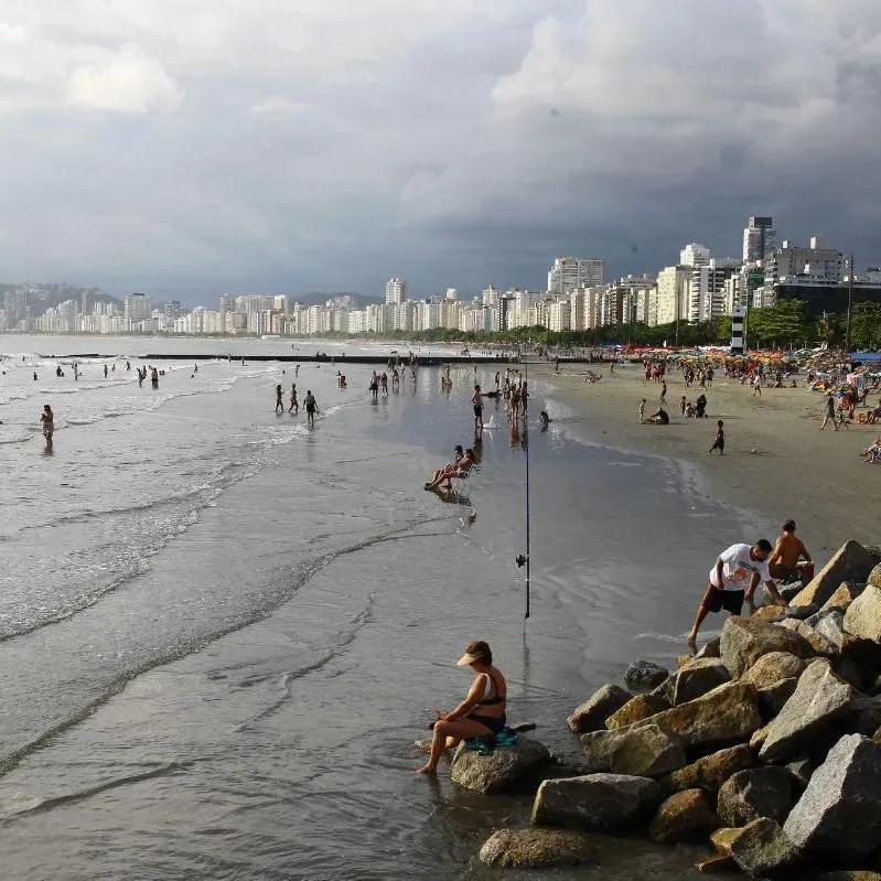 Sol entre nuvens dita o ritmo do feriado prolongado de Tiradentes na Baixada Santista
