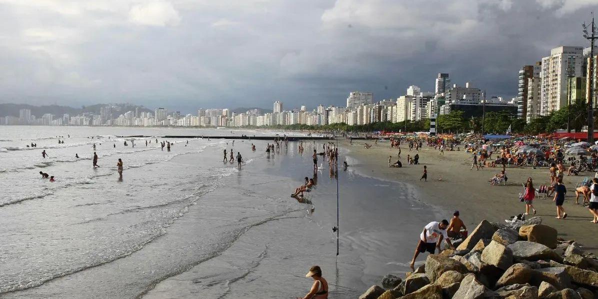 Sol entre nuvens dita o ritmo do feriado prolongado de Tiradentes na Baixada Santista