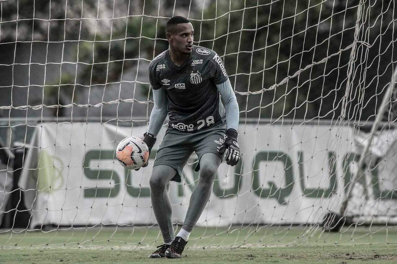 John, atual titular do Santos, durante treinamento 