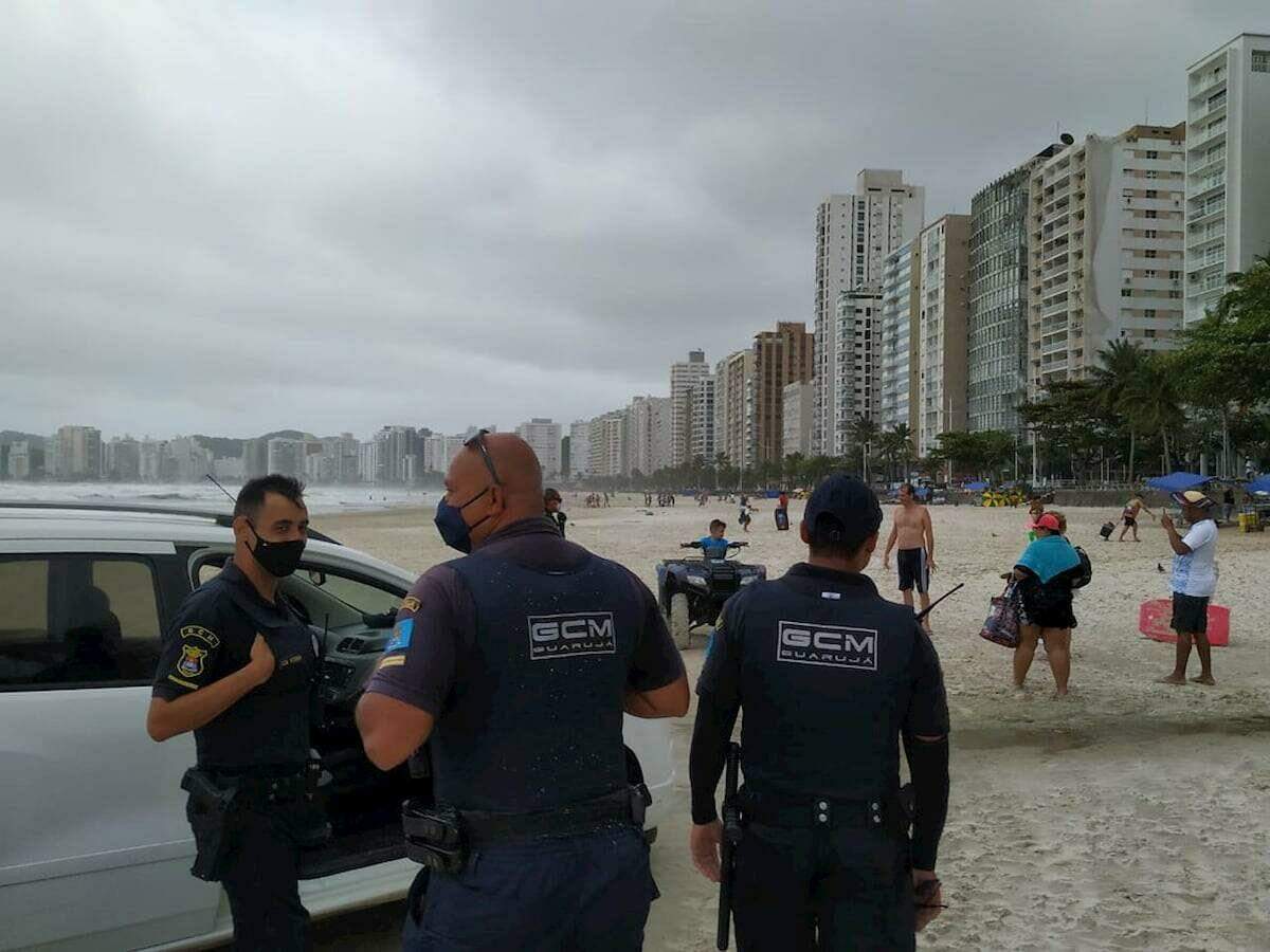 Uma das principais ocorrências foi a respeito da montagem de cadeiras, mesas e guarda-sóis na orla