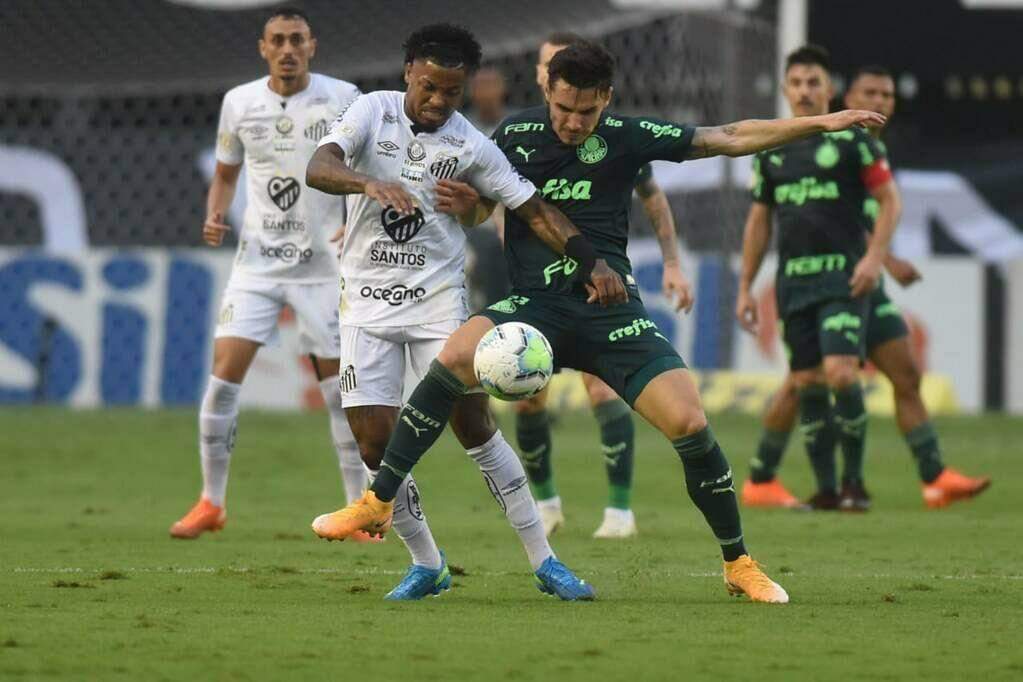 Marinho e Raphael Veiga em disputa: os dois marcaram no clássico