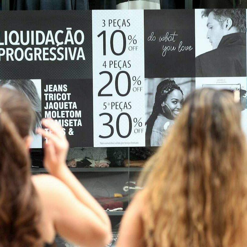 Especialista indica evitar gastos com compras supérfluas