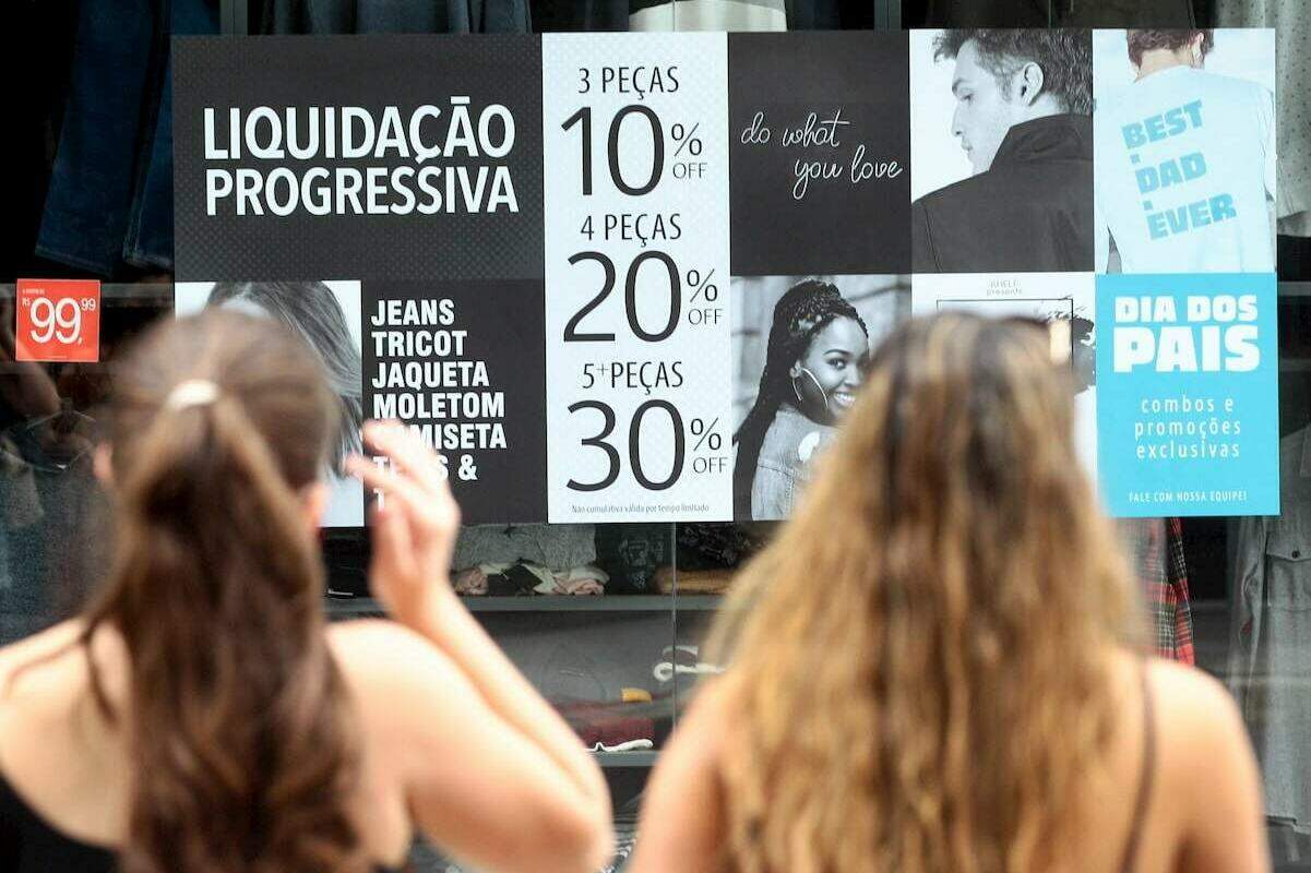 Especialista indica evitar gastos com compras supérfluas