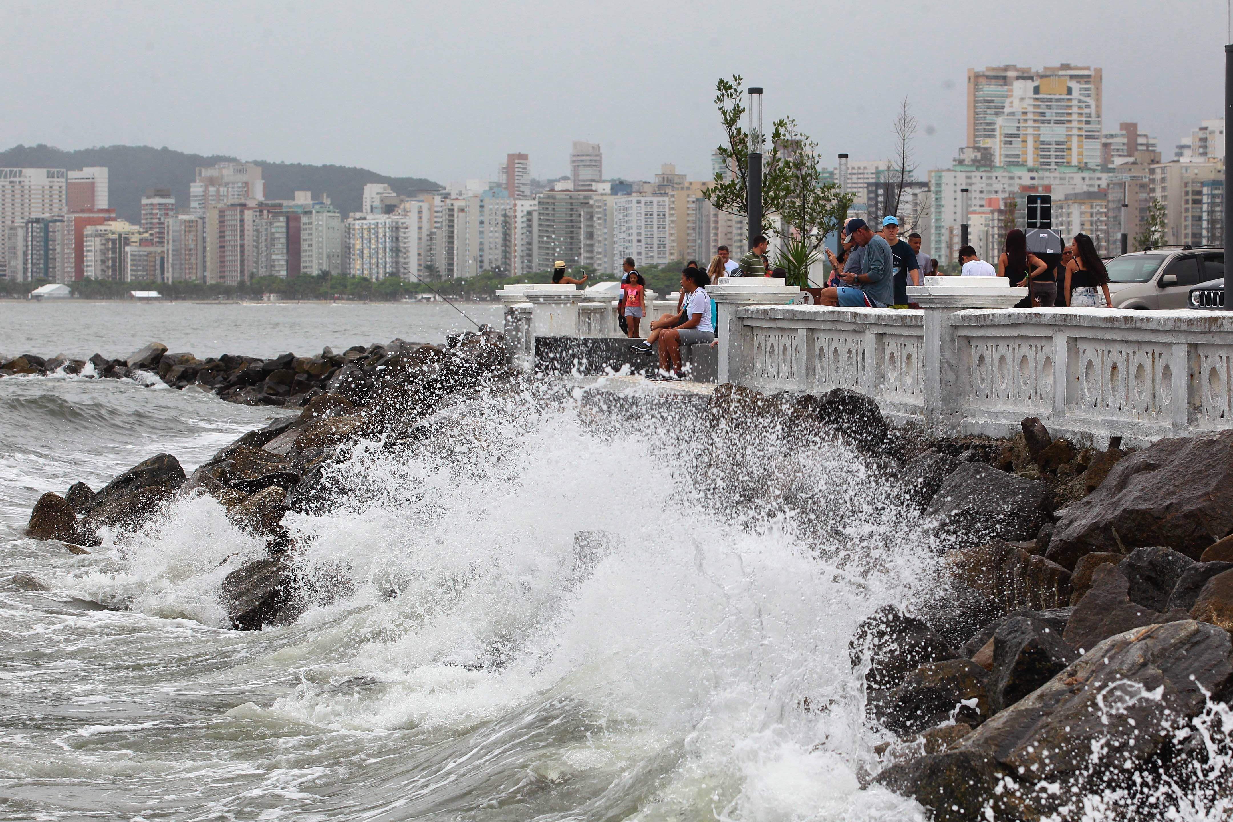 O mar ficará agitado até domingo (1º) na Baixada Santista