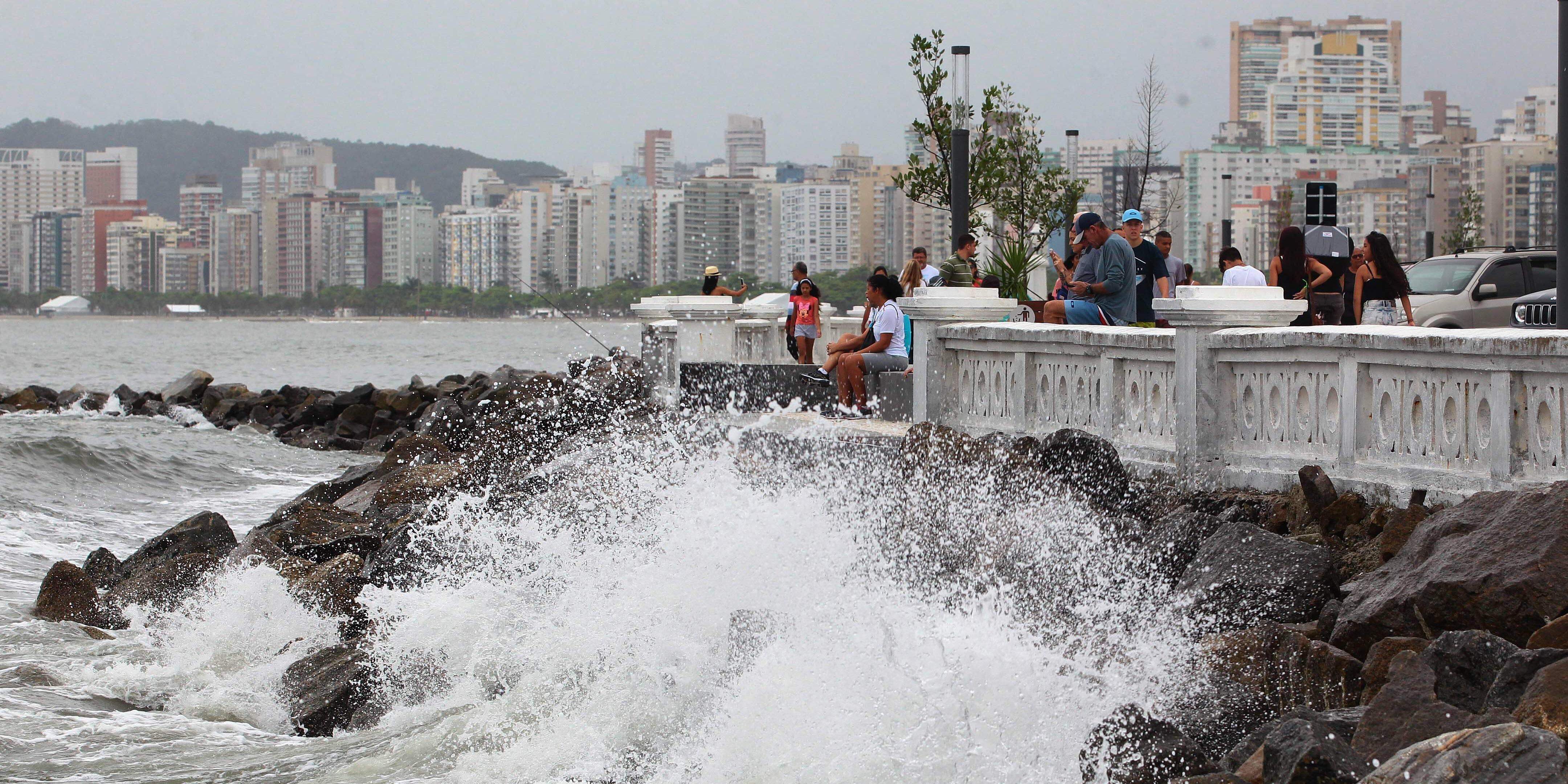 O mar ficará agitado a partir de domingo (10) na Baixada Santista