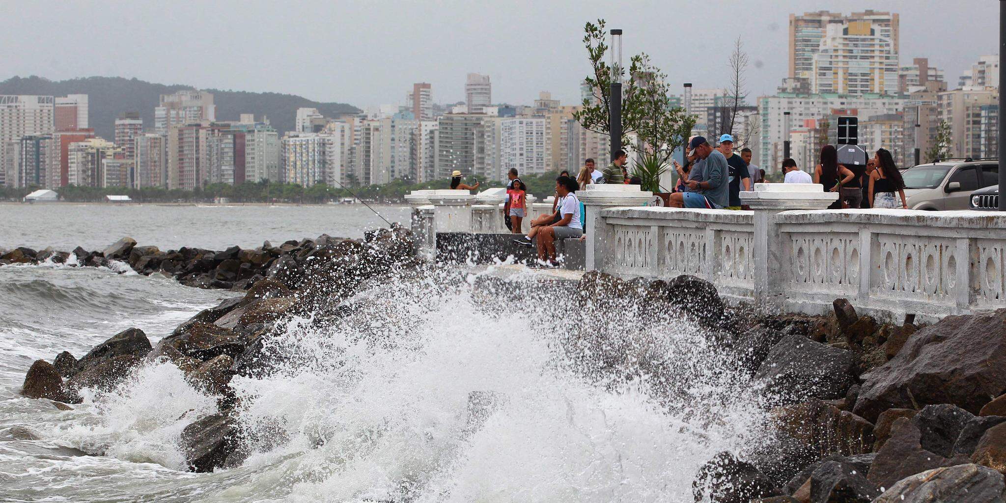 O mar ficará agitado a partir de domingo (10) na Baixada Santista