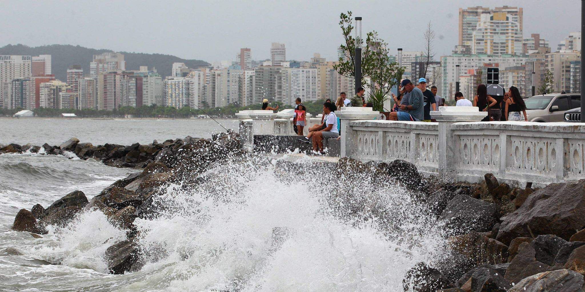 O mar fica agitado a partir deste domingo (6) na Baixada Santista