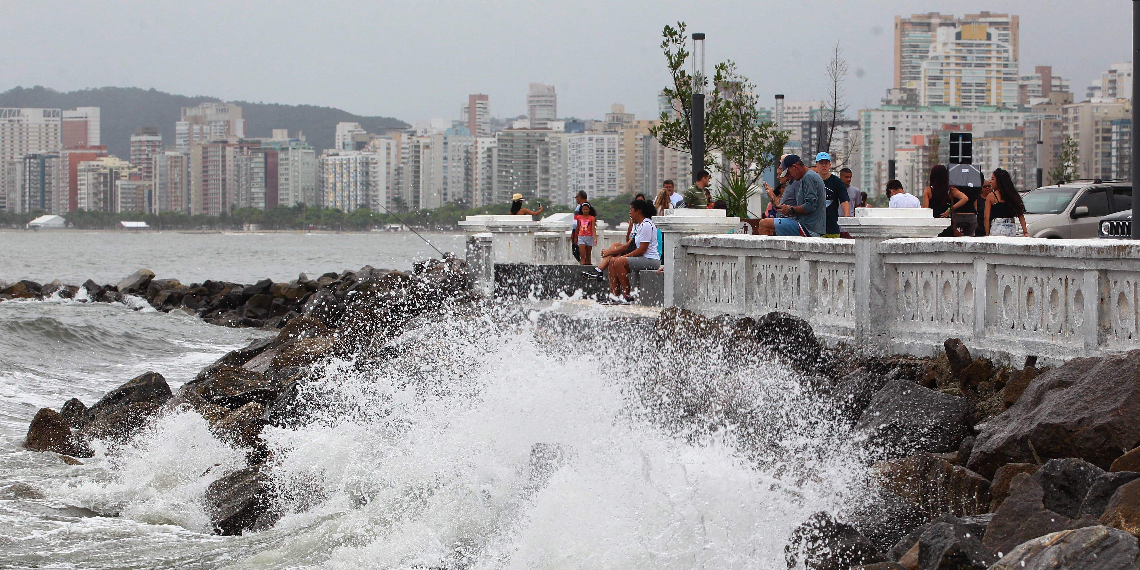 O mar fica agitado a partir deste domingo (25) na Baixada Santista