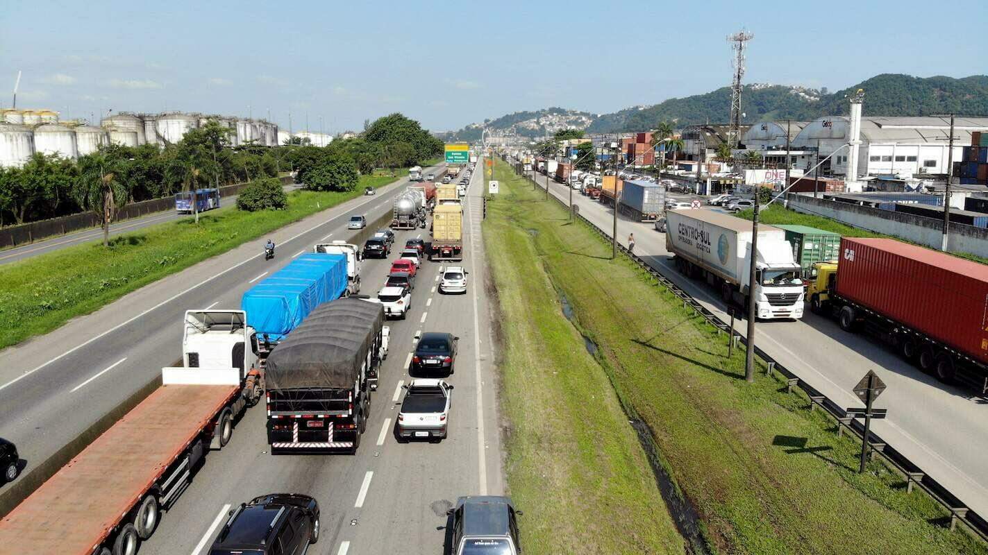 Proposta visa permitir maior tráfego de caminhões durante a noite