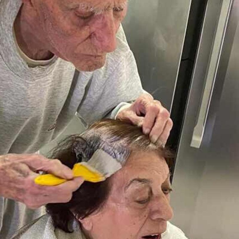 Imagem de idoso ajudando a esposa viralizou nas redes