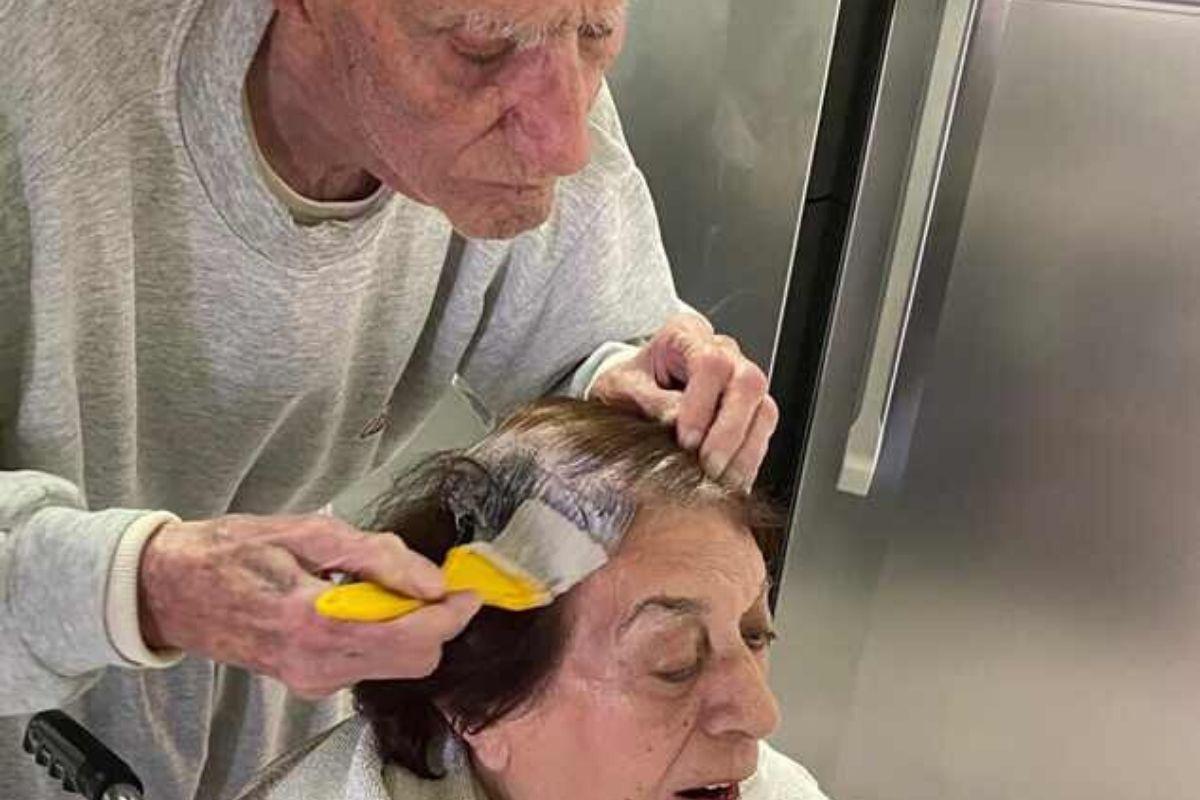 Imagem de idoso ajudando a esposa viralizou nas redes