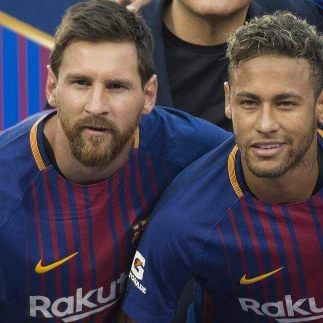 "O que vi do Neymar durante sua primeira semana conosco foi o mais próximo que ele chegou do Messi. Não vi nenhum jogador tão parecido com o Messi quanto o Neymar era quando chegou ao Barça aos 21 anos", disse Xavi, em entrevista à Romário TV