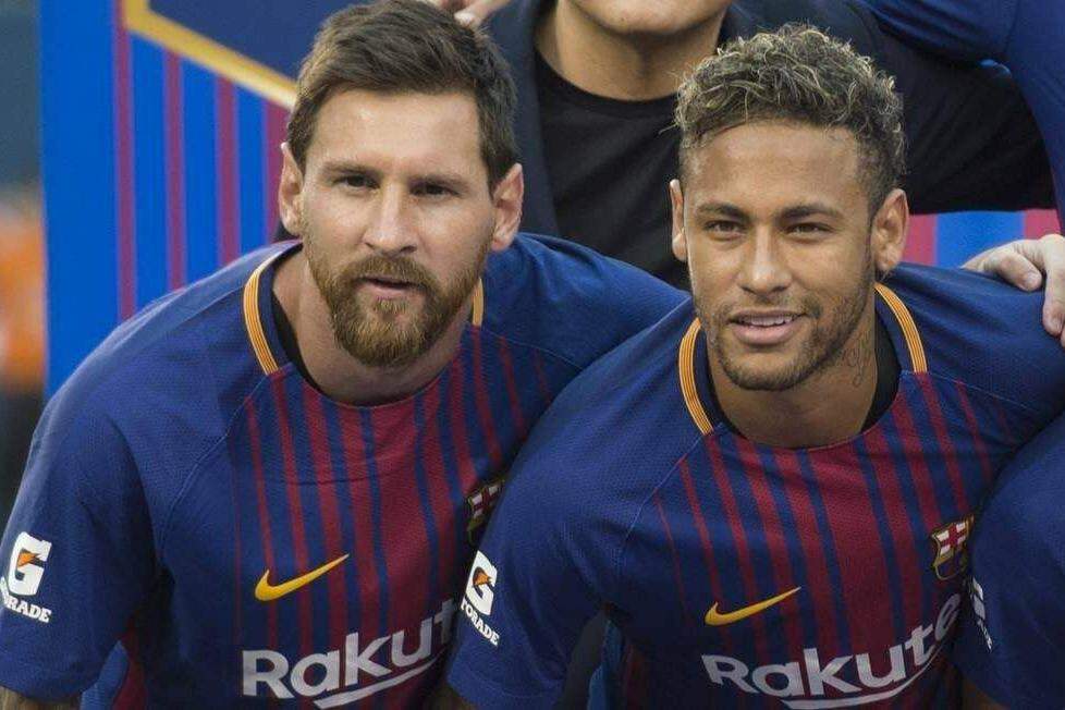 "O que vi do Neymar durante sua primeira semana conosco foi o mais próximo que ele chegou do Messi. Não vi nenhum jogador tão parecido com o Messi quanto o Neymar era quando chegou ao Barça aos 21 anos", disse Xavi, em entrevista à Romário TV