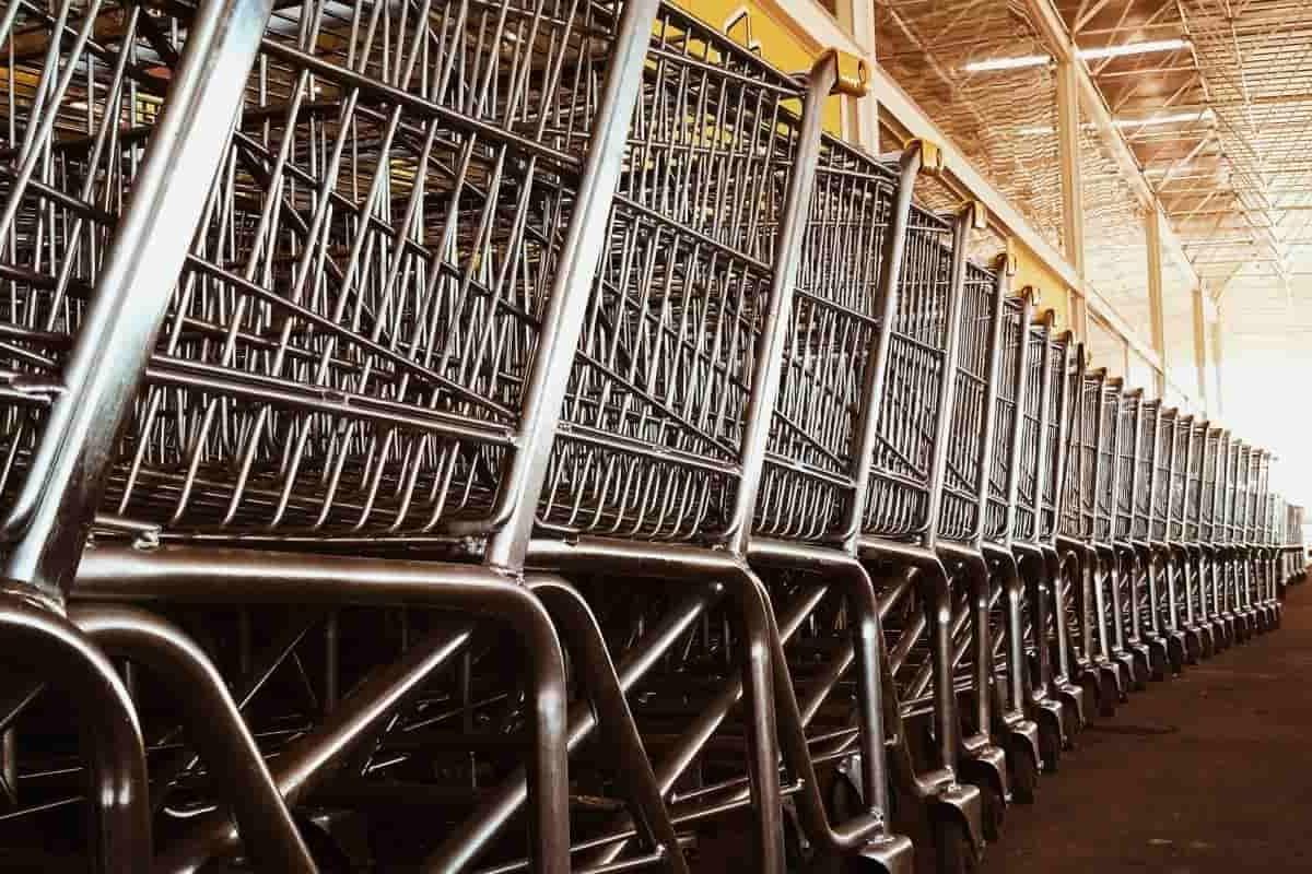 Segundo o projeto, carrinhos não podem circular, ser abandonados ou estacionados nas vias públicas.