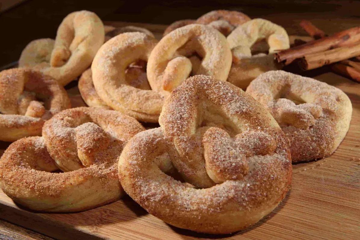 Confira o passo a passo para fazer um pretzel doce