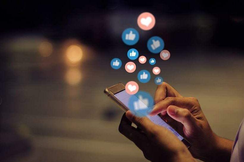 Parlamento da França aprova proibição de redes sociais para menores de 15 anos