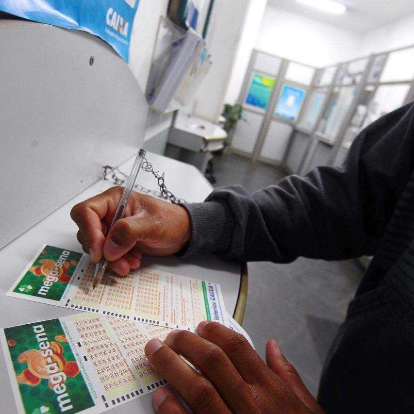 O apostador pode marcar entre seis e 20 números dos 60 disponíveis no volante da Mega-Sena