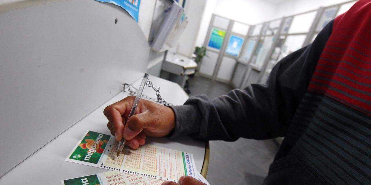 O apostador pode marcar entre seis e 20 números dos 60 disponíveis no volante da Mega-Sena
