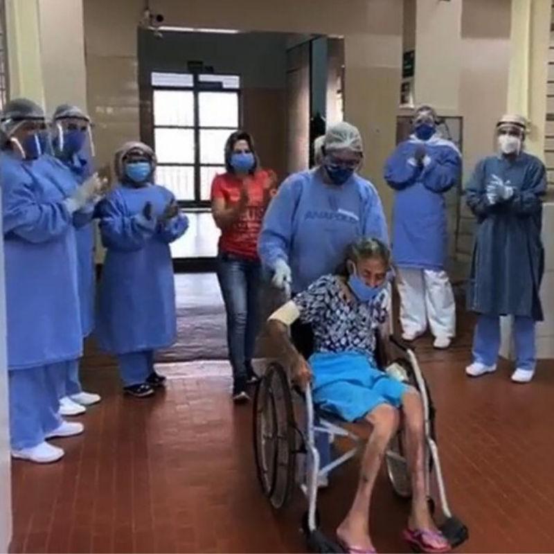 Idosa foi levada para casa pela sua filha após receber alta hospitalar