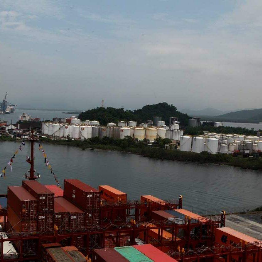 O navio Horizon Emmanuel está atracado na Ilha Barnabé e já passou por perícia da Polícia Federal