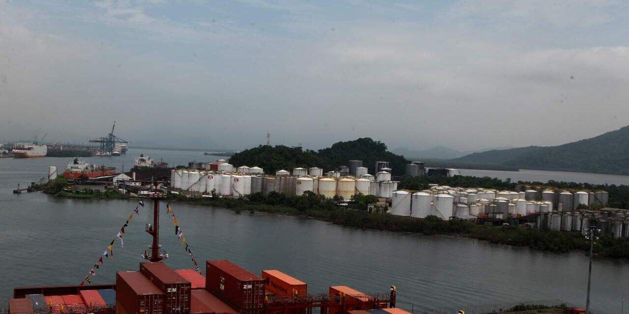 O navio Horizon Emmanuel está atracado na Ilha Barnabé e já passou por perícia da Polícia Federal