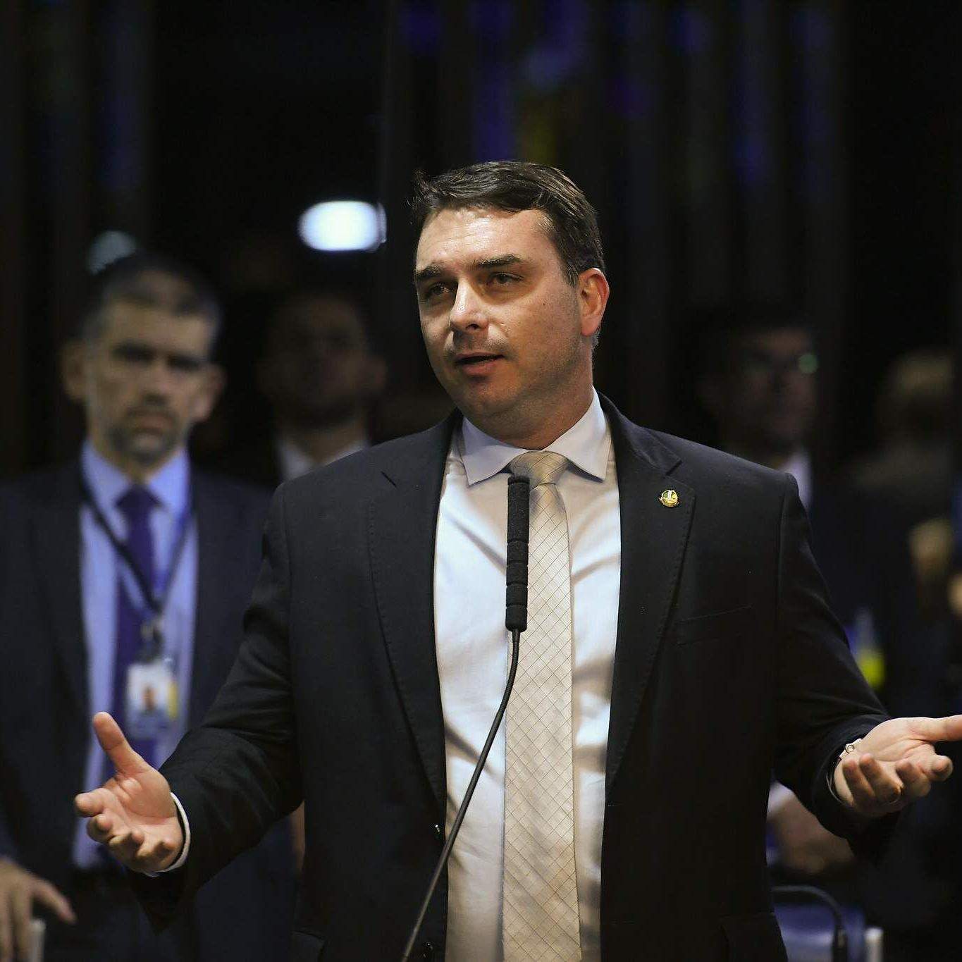 Flávio Bolsonaro chega aos Estados Unidos para audiência sobre tarifas