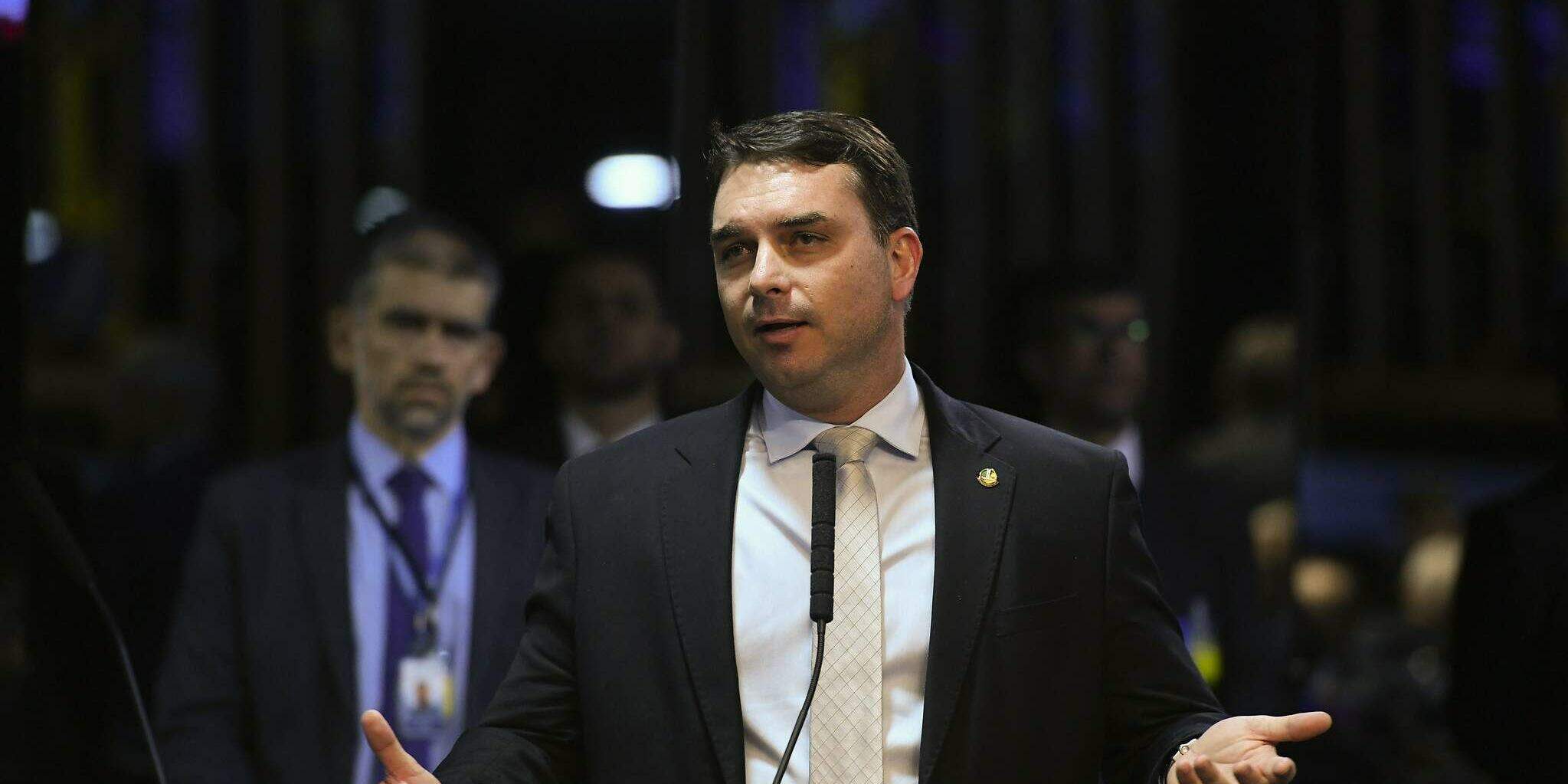 Flávio Bolsonaro chega aos Estados Unidos para audiência sobre tarifas