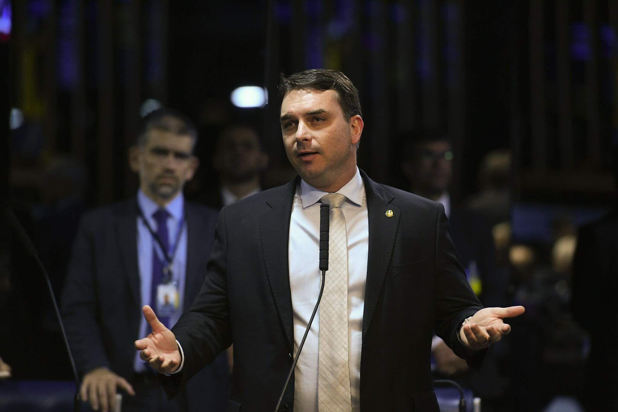 Flávio Bolsonaro chega aos Estados Unidos para audiência sobre tarifas