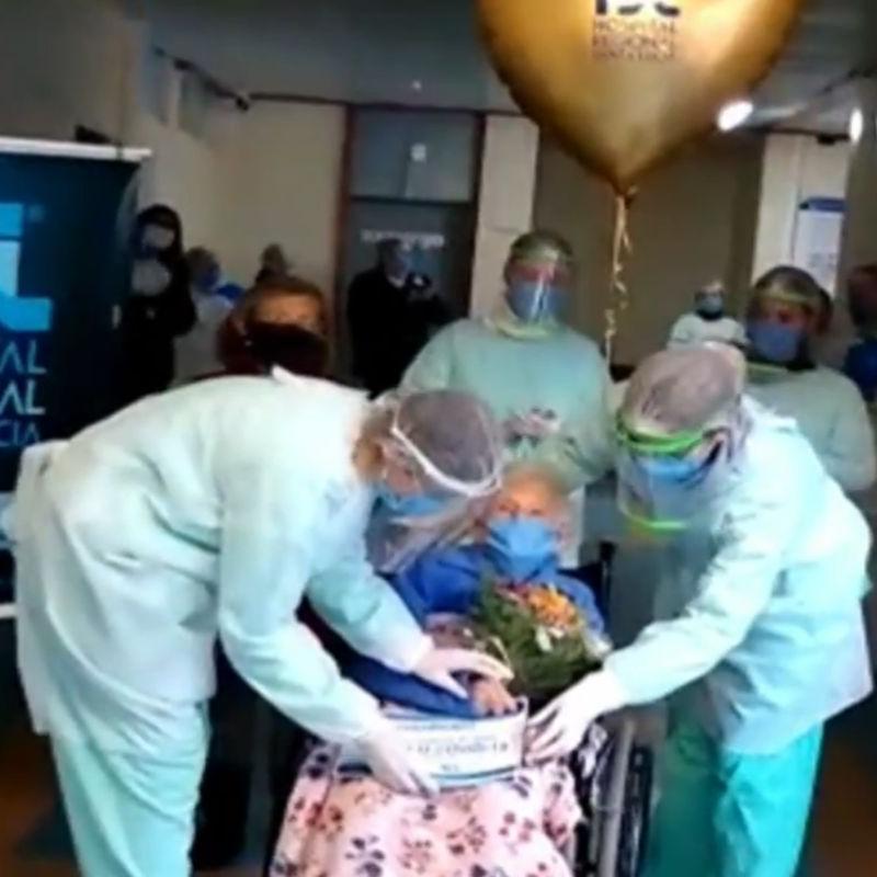 Na saída da unidade de saúde a idosa foi muito aplaudida 