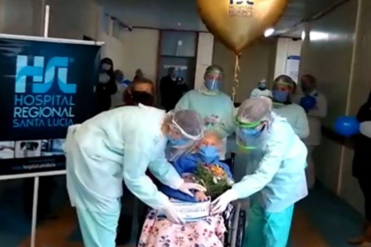 Na saída da unidade de saúde a idosa foi muito aplaudida 